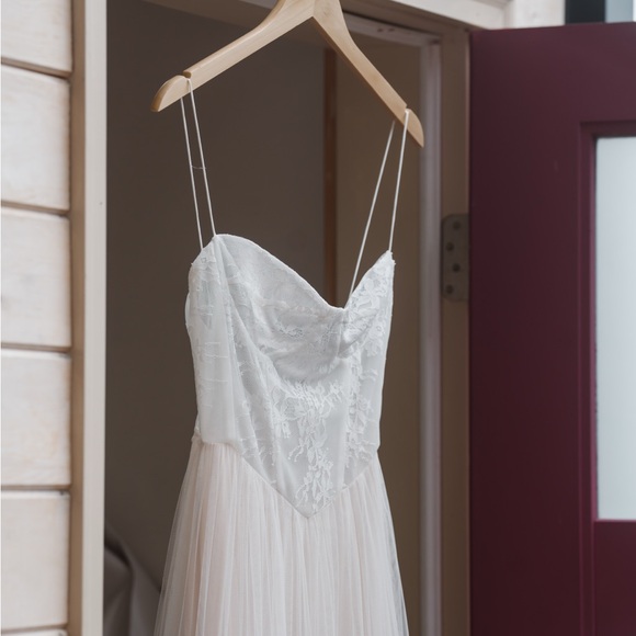 Elegant White Lace Wedding Dress - Picture 3 of 7